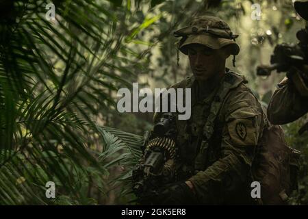 Soldaten der US-Armee mit dem 1. Bataillon, dem 21. Infanterie-Regiment, bewegen sich am 7. August 2021 im Baturaja Training Area auf dem Weg zum Ziel durch den Dschungel. Garuda Shield 21 ist eine zweiwöchige gemeinsame Übung zwischen der US-Armee und Tentara Nasional Indonesia (TNI-AD Indonesia Armed Forces). Der Zweck dieser gemeinsamen Übung ist es, die Dschungelkriegfähigkeit sowohl der US-Armee als auch der indonesischen Armee zu verbessern und zu bereichern. Stockfoto