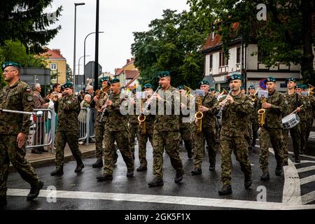 Soldaten der Polnischen Landstreitkräfte der 15. Mechanisierten Brigade marschieren während einer Parade in Orzysz, Polen, am 8. August 2021. Kampfgruppe Polen Soldaten marschierten mit der polnischen 15. Mechanisierten Brigade, um den Tag der polnischen Streitkräfte zu feiern und zu ehren, der am 15. August stattfindet. Stockfoto