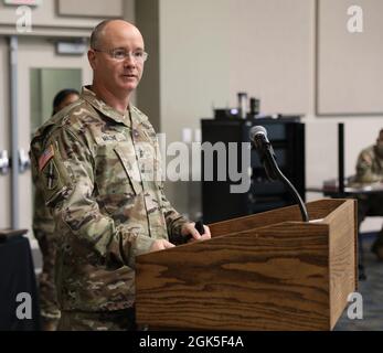 Der erste Sergeant der US-Armee, John Malone, der ankommende erste Sergeant der 124. Mobile Public Affairs Detachment, 78. Truppenkommando der Georgia Army National Guard, spricht am 7. August 2021 bei einer Zeremonie zur Änderung der Verantwortung im Clay National Guard Center, Marietta, Georgia, an die Formation und die Gäste. Malone übernahm die Verantwortung als hochrangiger, nicht beauftragter Offizier und Berater des Kommandanten der Einheit. Stockfoto