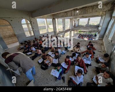 Taiz Jemen - 07. Okt 2020 : jemenitische Kinder studieren in einer Schule, die durch den Krieg in Taiz City, Jemen, zerstört wurde Stockfoto