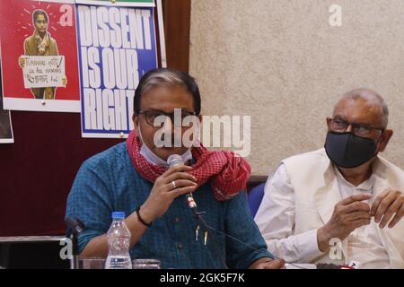 Manoj Jha (Mitglied des Parlaments) spricht in einer Medienanschrift über das 1. Jahr der anhaltenden ungerechten Inhaftierung von Umar Khalid im indischen Presseclub in Neu-Delhi, Indien, am Montag, den 13. September 2021. (L-R) Prashant Bhushan (Senior Supreme Court Lawer), Siddharth Varadarajan (Gründer-Editor, The Wire), Bharat Bhushan (Senior Journalist), Syeda Hameed (Ex-Mitglied, Planungskommission & WomenâÂ € Â™s Rights Activist), Manoj Jha (Mitglied des Parlaments), Zafarul Islam Khan (Ex-Vorsitzender Delhi Minorities Commission) waren auch die Verwendung der aktuellen BJP-Regierung zur Diskussion des Gesetzes. Foto von Akash Stockfoto