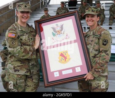 LT. Col. Nicholle C. Gousie erhält während der Zeremonie zur Änderung des Kommandos des 728. Bataillons im Rahmen der Sustainment Support Bataillons eine Anerkennung für ihren hervorragenden Dienst als Kommandantin des 728. CSSB, überreicht vom ankommenden Kommandanten LT. Col. Dana M. Boyer am 7. August 2021 in Fort Indiantown Gap, Pennsylvania. Stockfoto