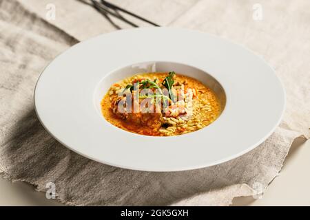 Authentische spanische Paella mit Kabeljau und Muscheln. Traditionelles mediterranes Seafood-Gericht. Gebackener weißer Fisch und Muscheln, Safranreis und Gemüse. Ruhe Stockfoto