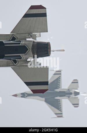 United States Air Force Air Demonstration Squadron, Thunderbirds, treten für die Thunder over Michigan Air Show am 7. August 2021 in Ypsilanti, Michigan, auf. Während des Delta-Burst-Manövers tritt der Slot-Pilot seinen Nachbrenner ein und betätigt die Luftbremse, da der Thunderbird 1 mit der gleichen Überschrift über dem Slot-Piloten eine Höhenlage erreicht. Stockfoto