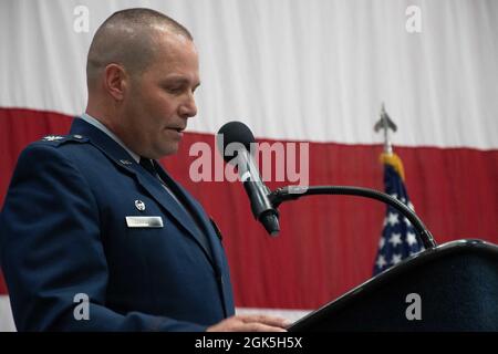 US Air National Guard, LT. Col. Kyle Cerfoglio, spricht während seiner Beförderung zum Oberst eine kleine Menschenmenge am 152. Luftlift-Flügel, Reno, Nev., 7. August 2021 an. Col. Cerfoglio ist der Kommandant der 152. Mission Support Group für den Flügel. Stockfoto