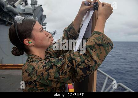 PAZIFIK (Aug 7, 2021) Cpl. Jordan Hanrahan aus Stallings, NC., der 31. Marine Expeditionary Unit zugeordnet, legt während eines Schießwettbewerbs auf einem der Aufzüge des Schiffes ein Papierziel auf. Amerika, das Flaggschiff der America Expeditionary Strike Group, ist zusammen mit der 31. MEU im Verantwortungsbereich der 7. US-Flotte tätig, um die Interoperabilität mit Verbündeten und Partnern zu verbessern und als einsatzbereite Einsatztruppe für Frieden und Stabilität in der Indo-Pazifik-Region zu dienen. Stockfoto