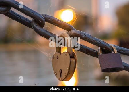 Die rostigen Liebenden schließen auf der Kette auf der Brücke, die Liebenden schließen auf der Brückenkette Stockfoto