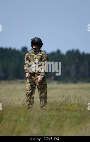 Ein UH-60 Blackhawk-Besatzungsmitglied, 2-211th Aviation Regiment, Iowa National Guard, unterstützt beim Training eines Rettungshubwerks während des Northern Strike 21-2, 8. August 2021, auf dem Greyling Army Airfield, Greyling, Michigan. NS ist eine der größten gemeinsamen Übungen des Verteidigungsministeriums, die die Interoperabilität zwischen den Diensten und Komponenten unseres Landes verbessern soll. Stockfoto