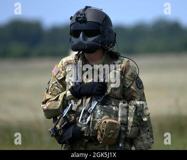 Ein UH-60 Blackhawk-Besatzungsmitglied, 2-211th Aviation Regiment, Iowa National Guard, unterstützt beim Training eines Rettungshubwerks während des Northern Strike 21-2, 8. August 2021, auf dem Greyling Army Airfield, Greyling, Michigan. NS ist eine der größten gemeinsamen Übungen des Verteidigungsministeriums, die die Interoperabilität zwischen den Diensten und Komponenten unseres Landes verbessern soll. Stockfoto