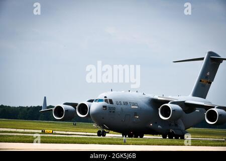 Ein C-17-Flugzeug von der Pittsburgh Air Reserve Station, Pennsylvania, Taxis an der Youngstown Air Reserve Station, Ohio, 8. August 2021. Die C-17 war eine von drei Flugzeugen, die die lokale Start- und Landebahn und den nicht überlasteten Luftraum für Schulungen genutzt haben. Stockfoto