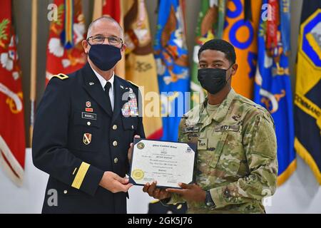 Der Generalmajor der Nationalgarde von Louisiana, Keith Waddell, überreicht dem 2. LT. Renon M. Baizar aus Belize das Abschlussdiplom seiner Officer Candidate School im Camp Beauregard in Pineville, Louisiana, am 8. August 2021. Seit 25 Jahren sind Louisiana und Belize staatliche Partner, die am staatlichen Partnerschaftsprogramm teilnehmen. Stockfoto