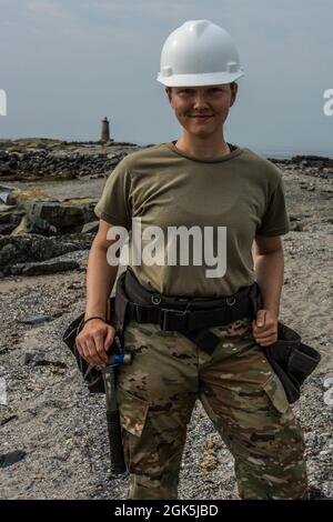 Pvt. First Class Jillian Ross, Spezialist für Zimmerei und Mauerwerk bei der 185th Engineer Company in Houlton, strebt danach, Zimmermann/Innenarchitekt in der zivilen Welt sowie in der Maine Army National Guard zu werden. Während der jährlichen Ausbildung ihrer Einheit arbeiteten Soldaten mit dem Wood Island Restoration Project zusammen, einem Komitee, das 2011 gegründet wurde, um Wood Island und die US-Rettungsstation wieder in ihr ursprüngliches und historisches Gesicht zu versetzen. Der Umfang ihrer Ausbildung bestand darin, den Nordpier zu überdachen und von Hand zu gelägen und andere Arbeiten an der Marinebahn und an einem ADA-zertifizierten Rampensystem zu absolvieren Stockfoto