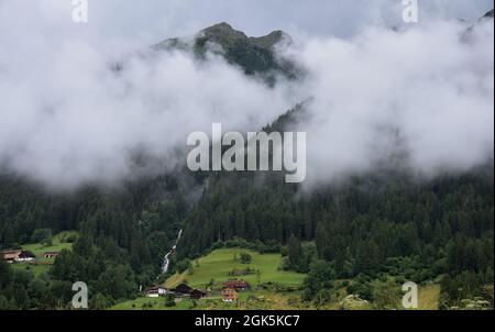 Dampfwolken steigen aus dem Wald rund um den kleinen Egger Wasserfall im Antholz Obertal Stockfoto