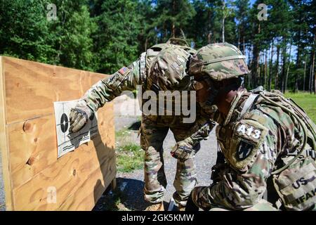 U.S. Army PFC. Nyaka Kpakra, Queens Village, gebürtiger New Yorker, Und Human Resources Specialist beim 21st Special Trupps Bataillon, 21st Theatre Sustainment Command, inspiziert sein Ziel, nachdem es während des U.S. Army Europe and Africa Best Warrior Competition im U.S. Army Garrison Hohenfels Training Area, Deutschland, August 9, mit seinem M4-Karabinergewehr auf ein Übungsziel abgefeuert wurde. In den Trainingsbereichen Hohenfels und Grafenwoehr kämpfen Soldaten aus ganz Europa und Afrika der US-Armee im August 6-12 um den Titel „Bester Krieger“. Stockfoto