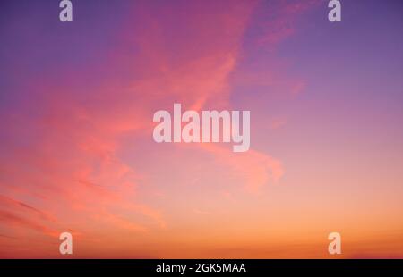 Panorama des Abendhimmels mit Wolken. Sonnenuntergang Himmel Hintergrund. Sonnenaufgang Himmel mit beleuchteten Wolken. Schönheitabend Sonnenaufgang über dem Meer Stockfoto