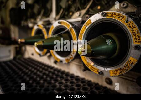 155-mm-Geschoss-Artilleriebeschläge werden in einem M109A6 Paladin-selbstfahrenden Howitzer ausgerüstet, der während des Northern Strike 21 im Camp Greyling Joint Maneuver Training Center, Greyling, Michigan, 9. August 2021 der Nationalgarde der West Virginia Army zugewiesen wurde. Northern Strike ist eine gemeinsame, mehrkomponentige, multinationale Übung, die darauf ausgerichtet ist, Bereitschaft zu schaffen und die Interoperabilität mit Koalitionstruppen zu verbessern, um zu kämpfen und zu gewinnen. Stockfoto