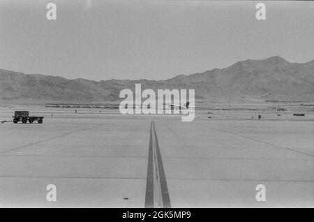 Ein F-16CM-Kampfjet, der dem 20. Kampfflügel der Shaw Air Force Base, South Carolina, zugewiesen wurde, hebt während der Red Flag 21-3 auf der Nellis Air Force Base, Nevada, am 3. August 2021 ab. Red Flag begann 1975 als Luftkampfübung, hat sich jedoch weiterentwickelt und umfasst nun auch Kriegskämpfe in den Bereichen Luft, Weltraum und Cyberspace. Vor der Erfindung von Digitalkameras verwendeten Militärs Filmkameras, um Kampfeinsätze zu dokumentieren, die bis ins späte 19. Jahrhundert zurückreichen. Stockfoto