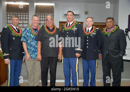 Von links nach rechts: Oberstleutnant Dan Young, USAG-KA Direktor der Host Nation Activities; Dr. Nick Bird, Chief Medical Officer am Kwajalein Krankenhaus; Lanny Kabua, RMI-Verbindungsoffizier des USAG-KA; Oberstleutnant Thomas Pugsley, Kommandant des USAG-KA; Maj Jay Parsons, Incoming Director der Host Nation Activities; Und Mike Sakaio, USAG-KA RMI-Spezialist, nehmen am Eröffnungstag der Nitijela im Internationalen Konferenzzentrum in Majuro am 9. August 2021 Teil. Stockfoto