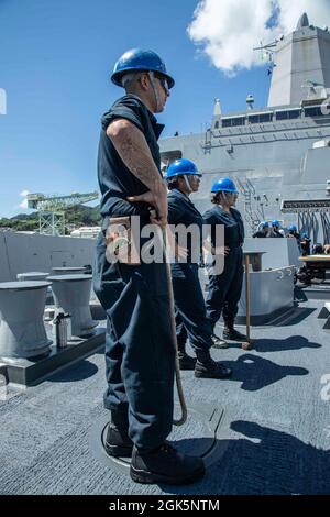 210809-N-YP246-1013 PAZIFISCHER OZEAN (AUG 9, 2021) Seeleute werden während einer laufenden Evolution an Bord des amphibischen Transportschiffes USS Green Bay (LPD 20) die Fo'c'sle besetzen. Green Bay, Teil des Amphibiengeschwaders 11, ist im Verantwortungsbereich der 7. US-Flotte tätig, um die Interoperabilität mit Verbündeten und Partnern zu verbessern und als einsatzbereite Einsatztruppe für den Frieden und die Stabilität in der Indo-Pazifik-Region zu dienen. Stockfoto