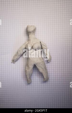 Anorexie einer Frau, die eine Psychomotricity-Sitzung verfolgt hat, bei der sie sich in Plastilin vertreten muss. Stockfoto