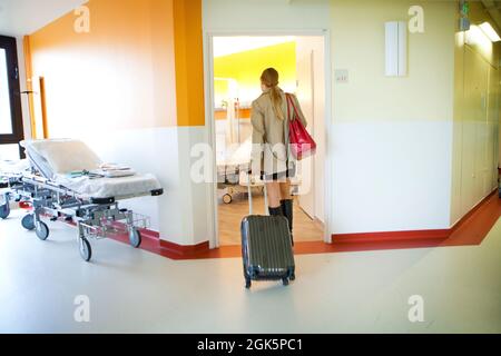 Ankunft eines Patienten für einen Krankenhausaufenthalt. Stockfoto