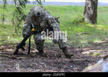 SPC der US-Armee. Daniyel Kim, der 12. Kampfluftbrigade zugeordnet, macht sich bereit, einen Bunker mit einer Übungsgranate während der U.S. Army Europe and Africa Best Warrior Competition beim 7. Armeeausbildungskommando in Grafenwoehr Training Area, Deutschland, 10. August 2021 zu räumen. Die sechstägige Veranstaltung fordert die Teilnehmer dazu auf, eine umfangreiche Reihe von Aufgaben und Missionen zu meistern, die darauf ausgelegt sind, ihre Kampfkenntnisse, ihre körperliche Fitness, ihre Fähigkeiten auf dem Schlachtfeld in praktischen und situativen Tests sowie individuelle mündliche und schriftliche Prüfungen zu testen. Stockfoto