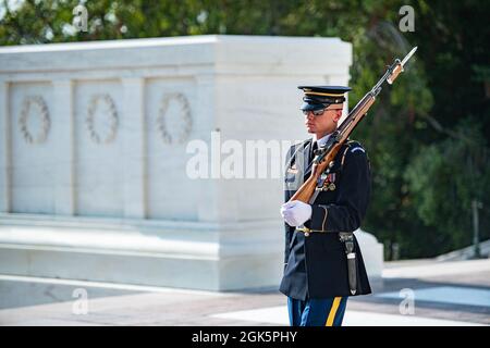 Ein wächter des 3d-US-Infanterie-Regiments (The Old Guard) geht auf der Matte am Grab des unbekannten Soldaten auf dem Arlington National Cemetery, Arlington, Virginia, 10. August 2021. Stockfoto