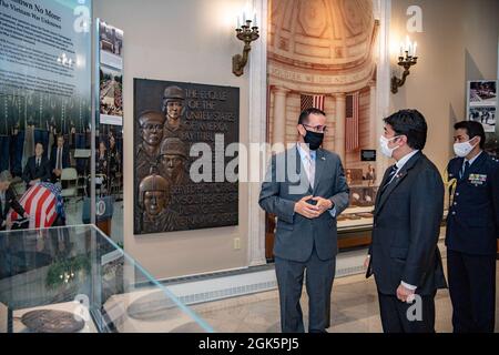Tim Frank (links), Historiker, Nationalfriedhof von Arlington, führt den japanischen Verteidigungsminister Nakayama Yasuhide (Mitte) auf dem Nationalfriedhof von Arlington, Arlington, Virginia, durch den Ausstellungsraum des Memorial Amphitheaters. 10. August 2021. Stockfoto