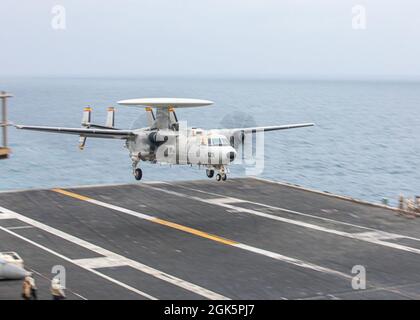 210810-N-NY362-2175 ARABIAN SEA (AUG 10, 2021) – ein E-2D-Hawkeye-Aufklärungsflugzeug, das an den „Tiger Tails“ des Airborne Early Warning Squadron (VAW) 125 befestigt ist, landet am 10. August auf dem Flugdeck des Flugzeugträgers USS Ronald Reagan (CVN 76) im Arabischen Meer. Ronald Reagan ist das Flaggschiff der Carrier Strike Group 5 und wird im Einsatzgebiet der 5. US-Flotte zur Unterstützung von Marineoperationen eingesetzt, um die maritime Stabilität und Sicherheit in der Zentralregion zu gewährleisten. Verbindung des Mittelmeers mit dem Pazifik durch den westlichen Indischen Ozean und drei strategische Engpässe. Stockfoto