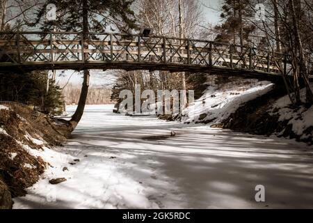 Sepia-Bild einer Fußgängerbrücke über den Shubenacadie-Kanal Stockfoto