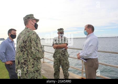 SANTA RITA, Guam (Aug 11, 2021) - der Delegierte des Kongresses, Robert Winkler, traf sich mit dem Kommandanten des US-Marinestützpunktes (NBG), Kapitän Michael Luckett und dem Beamten des NBG für öffentliche Arbeiten, Cmdr. Nichola Leinweber während eines Besuchs und einer Führung durch die Installation, August 10. Während seiner Zeit bei NBG besichtigte Winkler verschiedene Installationseinrichtungen, um laufende Bauprojekte an den Kais von X-Ray und Lima zu umfassen. Die Gespräche umfassten auch das kritische Infrastrukturprojekt, um die strategische Verlegung und Reparatur von U-Booten für die Defense Access Road Route 5, die zum NBG Ordnance Annex führt, zu treffen. Sie sprachen auch über q Stockfoto