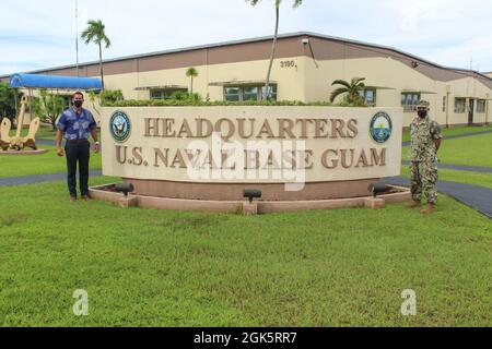 SANTA RITA, Guam (Aug 11, 2021) - der US-Repräsentant Kaiali'i Kahele aus Hawaii traf sich mit dem Kommandanten des US-Marinestützpunktes (NBG), Kapitän Michael Luckett und dem NBG-Beamten für öffentliche Arbeiten, Cmdr. Nichola Leinweber während eines Besuchs und einer Führung durch die Installation, August 10. Der Kongressabgeordnete ist Mitglied des Transportation and Infrastructure Committee, eines der größten Komitees im Kongress, das für alle Verkehrsträger zuständig ist, und des Armed Services Committee, das für die US-Verteidigungspolitik zuständig ist, einschließlich laufender Militäroperationen. Kahele besuchte verschiedene NBG Piers und Kais, Stockfoto