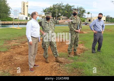 SANTA RITA, Guam (Aug 11, 2021) - der Delegierte des Kongresses, Robert Winkler, traf sich mit dem Kommandanten des US-Marinestützpunktes (NBG), Kapitän Michael Luckett und dem Beamten des NBG für öffentliche Arbeiten, Cmdr. Nichola Leinweber während eines Besuchs und einer Führung durch die Installation, August 10. Während seiner Zeit bei NBG besichtigte Winkler verschiedene Installationseinrichtungen, um laufende Bauprojekte an den Kais von X-Ray und Lima zu umfassen. Die Gespräche umfassten auch das kritische Infrastrukturprojekt, um die strategische Verlegung und Reparatur von U-Booten für die Defense Access Road Route 5, die zum NBG Ordnance Annex führt, zu treffen. Sie sprachen auch über q Stockfoto