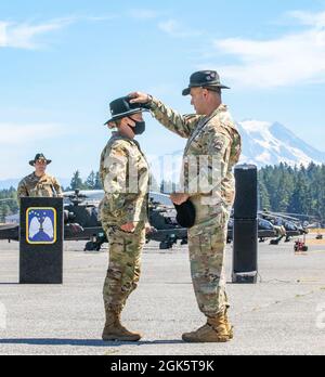 LT. Col. Eric Megerdoomian, Kommandant, 4-6 Air Cavalry Squadron, 16th Combat Aviation Brigade, stellt am 10. August 2021 einen Kavallerie-Stetson auf der Joint Base Lewis-McChord, Washington, vor. Mitglieder von außerhalb der Staffel wurden für ihre Beiträge zur erfolgreichen Umfrage zum Management von Flugressourcen ausgezeichnet, bevor die Einheit ihre Farben einfärbt. Stockfoto