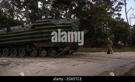 US Marine Corps Staff Sgt. Zachary Huber, ein Sektionsleiter bei Alpha Company, 2d Assault Amphibian Battalion, 2d Marine Division, gibt AAV7A1 als Teil einer unternehmensgroßen Infiltration auf Camp Lejeune, N.C., einen Angriff auf amphibische Fahrzeuge in das Wasser während einer amphibischen Überquerung mit einer Nasslücke auf. 10. August 2021. Die Infiltration konzentrierte sich auf das Manövrieren über komplexe Gelände- und Streiklinien mit nahezu gleichrangigen Fähigkeiten in einem nicht skriptbasierten Force-on-Force-Szenario. Stockfoto