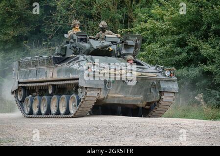 British Army Warrior FV510 leichter Infanterie Kampffahrzeug Panzer in Aktion bei einer militärischen Übung, Salisbury Plain, Wiltshire UK Stockfoto