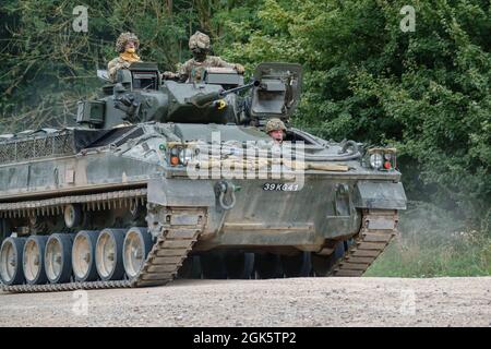 British Army Warrior FV510 leichter Infanterie Kampffahrzeug Panzer in Aktion bei einer militärischen Übung, Salisbury Plain, Wiltshire UK Stockfoto