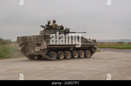 British Army Warrior FV510 leichter Infanterie Kampffahrzeug Panzer in Aktion bei einer militärischen Übung, Salisbury Plain, Wiltshire UK Stockfoto