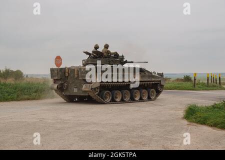 British Army Warrior FV510 leichter Infanterie Kampffahrzeug Panzer in Aktion bei einer militärischen Übung, Salisbury Plain, Wiltshire UK Stockfoto