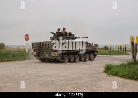 British Army Warrior FV510 leichter Infanterie Kampffahrzeug Panzer in Aktion bei einer militärischen Übung, Salisbury Plain, Wiltshire UK Stockfoto