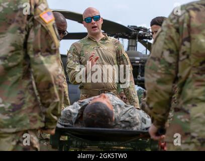 Personal Sgt. Ethan Griffin, ein Reservesoldat der US-Armee von C Company, 5/159. General Support Aviation Bataillon, instruiert Soldaten der US-Armee während einer Schulung zum Be- und Entladen von Müll in Fort McCoy, Wisconsin, am 10. August 2021. Diese Übung wurde während der Combat Support Training Exercise und Global Medic, zwei umfassenden Trainingsmissionen der Army Reserve, durchgeführt. Stockfoto