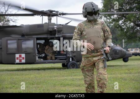 Personal Sgt. Ethan Griffin, ein Reservesoldat der US-Armee von C Company, 5/159. General Support Aviation Bataillon, erleichtert das Laden und Entladen von Müll in Fort McCoy, Wisconsin, 10. August 2021. Diese Übung wurde während der Combat Support Training Exercise und Global Medic, zwei umfassenden Trainingsmissionen der Army Reserve, durchgeführt. Stockfoto