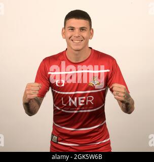 Bild Howard Roe/AHPIX LTD, Fußball, Sky Bet League One, Doncaster Rovers Keepmoat Stadium, Doncaster, Großbritannien, 31/07/2021, Tiago Cukur Stockfoto