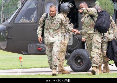 General Michael Garrett, kommandierender General des U.S. Army Forces Command, kommt am 10. August 2021 in Fort McCoy, Wisconsin, an. Ein Teil seiner Teilnahme war das Gespräch mit den US-Armee-Reserve-Soldaten über die Bereitschaft der Armee, realistische Schulungen und Verfahren, um die Ausbreitung von COVID-19 auf mehrere Einheiten während des Combat Support Training Exercise (CSTX) zu mildern. Stockfoto