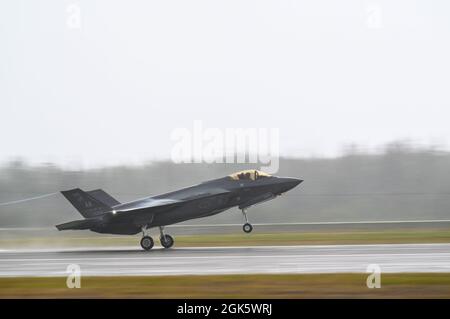 Christopher „Flash“ Fjelstad, 58. Jagdgeschwader F-35A Lightning II Pilot, hebt am 10. August 2021 auf dem Luftwaffenstützpunkt Eielson, Alaska, ab. Der F-35A enthält hochmoderne taktische Datenverbindungen, die den sicheren Datenaustausch zwischen seinen Flugmitgliedern sowie anderen Luft-, Oberflächen- und bodengestützten Plattformen ermöglichen, die für die Durchführung zugewiesener Missionen erforderlich sind. Stockfoto