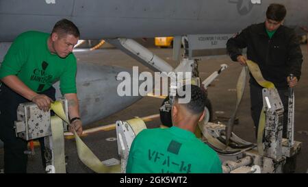 PAZIFIK (Aug 10, 2021) Matrosen bereiten sich darauf vor, einen ARS-Pod in der Hangarbucht an Bord des Flugzeugträgers USS Abraham Lincoln (CVN 72) trocken aufzuhängen. Abraham Lincoln führt derzeit Routineoperationen im Bereich der 3. Flotte der USA durch. Stockfoto