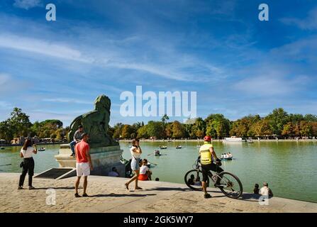 Blick auf den See im Park El Retiro, einem historischen Garten, der in der ersten Hälfte des 17. Jahrhunderts in Madrid erbaut wurde und ein Ort der Freizeit für Einheimische ist. Stockfoto