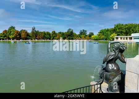 Blick auf den See im Park El Retiro, einem historischen Garten, der in der ersten Hälfte des 17. Jahrhunderts in Madrid erbaut wurde. Stockfoto