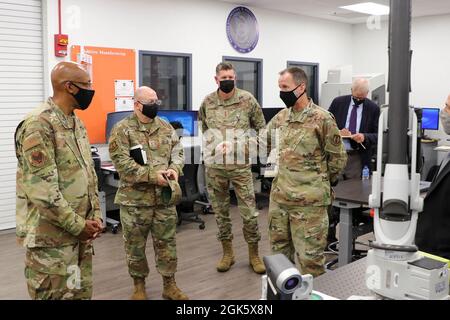 Kommandant des Air Force Life Cycle Management Center, LT. General Shaun Morris (rechts) diskutiert die additiven Fertigungsbemühungen der Tinker Air Force Base mit dem Stabschef der Air Force, General CQ Brown, Jr., Oklahoma City Air Logistics Complex Commander, Maj. General Jeff King und dem Kommandanten des Air Force Sustainment Center, Lt. General Gene Kirkland 10. August 2021. Brown machte mehrere Stopps während seines ersten Besuchs bei Tinker als Stabschef Stockfoto