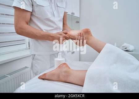 Patient, der sich einer Akupressurbehandlung durch einen Akupressuristen unterziehen muss Stockfoto